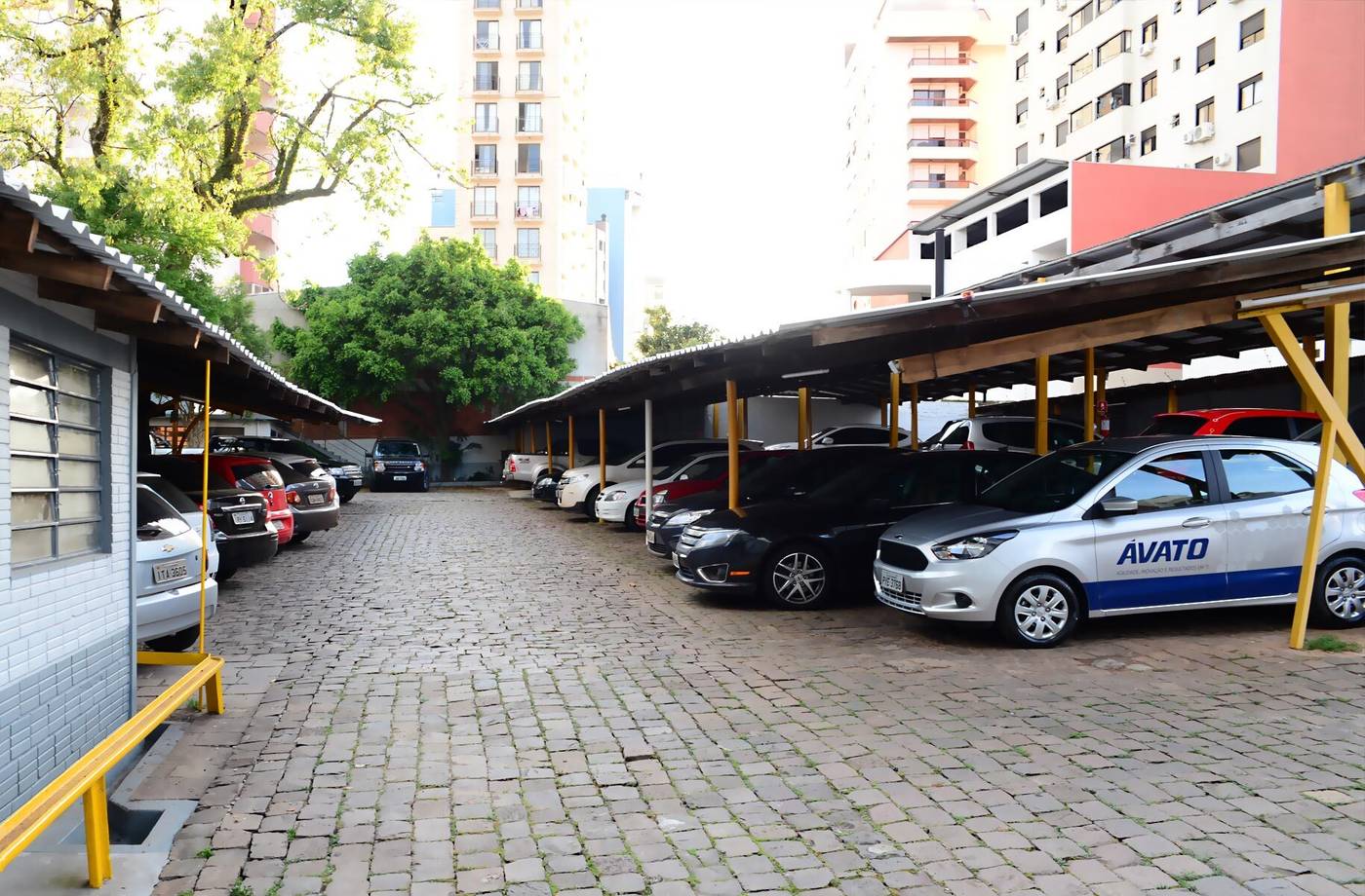 Garagem própria do Rio Hotel, com vagas cobertas